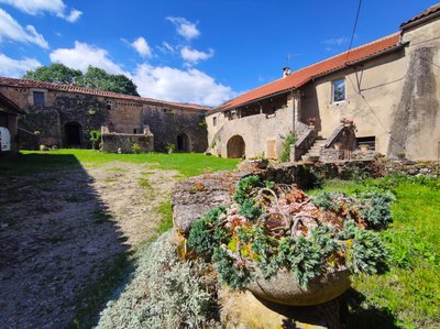 Cour de la Ferme de Mascourbe La Borie