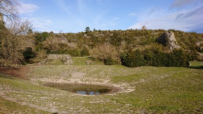 La lavogne et le moulin de La Couvertoirade