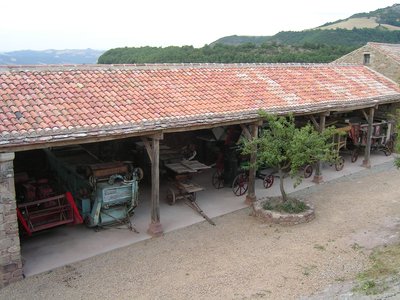 Bâtiment abritant les machines agricoles à l'entrée du site