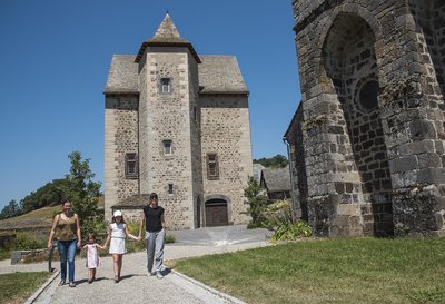 Devant la Maison forte de Brommat