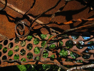 détail du travail du fer sur une des sculptures du sentier de l'imaginaire