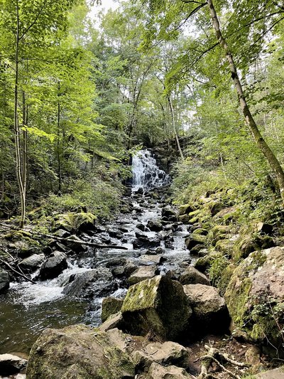 Vue au pied de la cascade des Oules