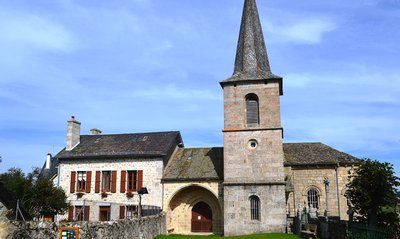 L'église d'Anterrieux avec le musée de la Résistance ® OT Pays de Saint-Flour