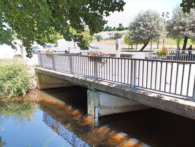 L'échelle graduée de l'Observatoire de l'eau sur l'Argence Vive