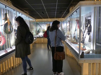 Une exposition unique de cornemuses du monde entier
