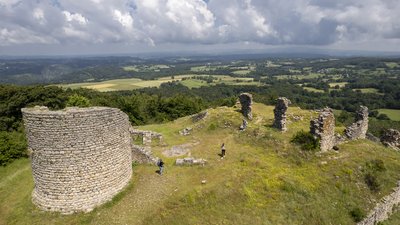 Les vestiges du château de Thénières
