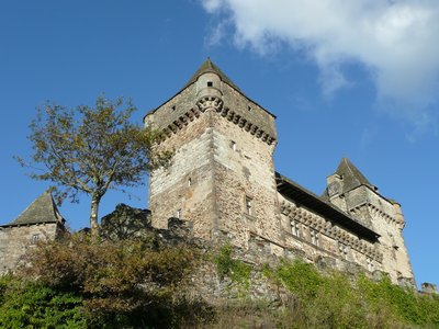 Le château imposant depuis le chemin