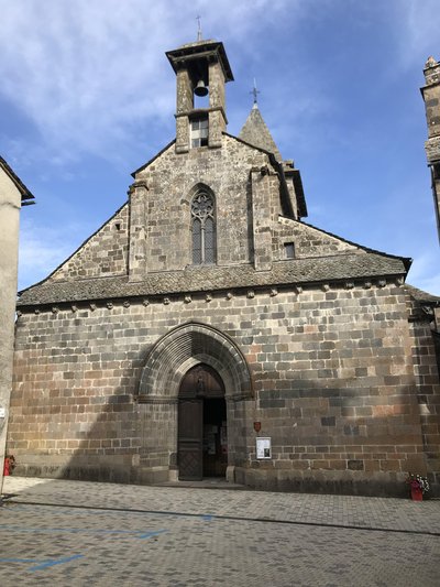 Vue du porche depuis la place de l'église