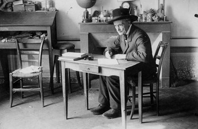 JH Fabre à son bureau