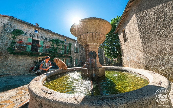 Sauclières, sa place, sa fontaine...