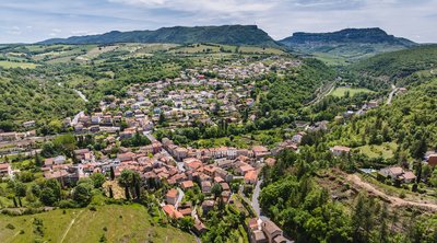 Vue sur le village de Saint-Rome de Cernon
