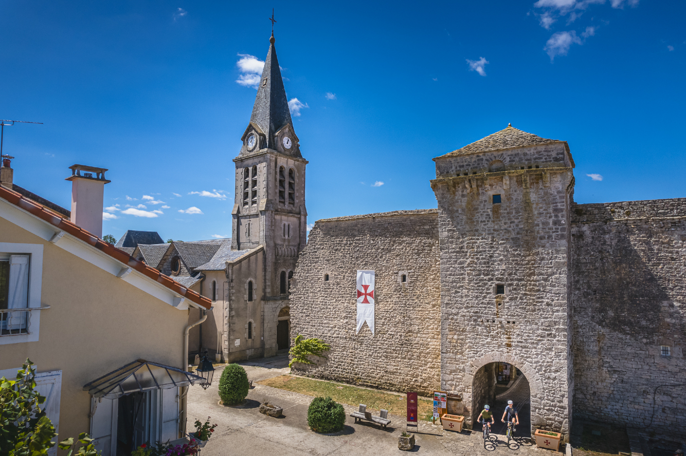 Dans le village de La Cavalerie