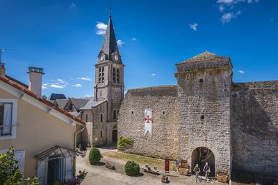 Dans le village de La Cavalerie