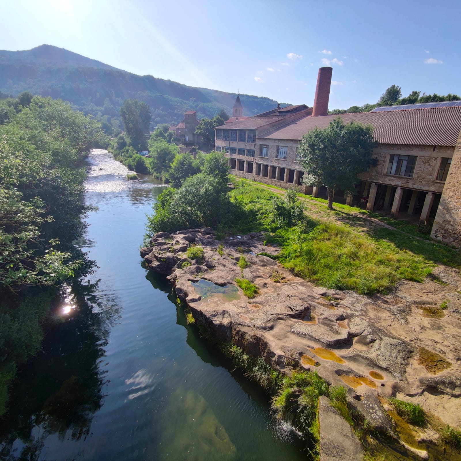 Traversée de la Sorgues depuis le pont neuf de Lapeyre