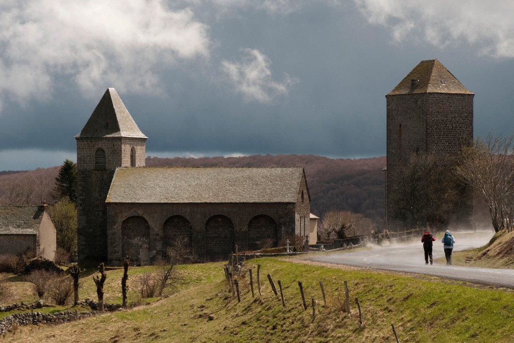 Randonneurs marchant vers Aubrac