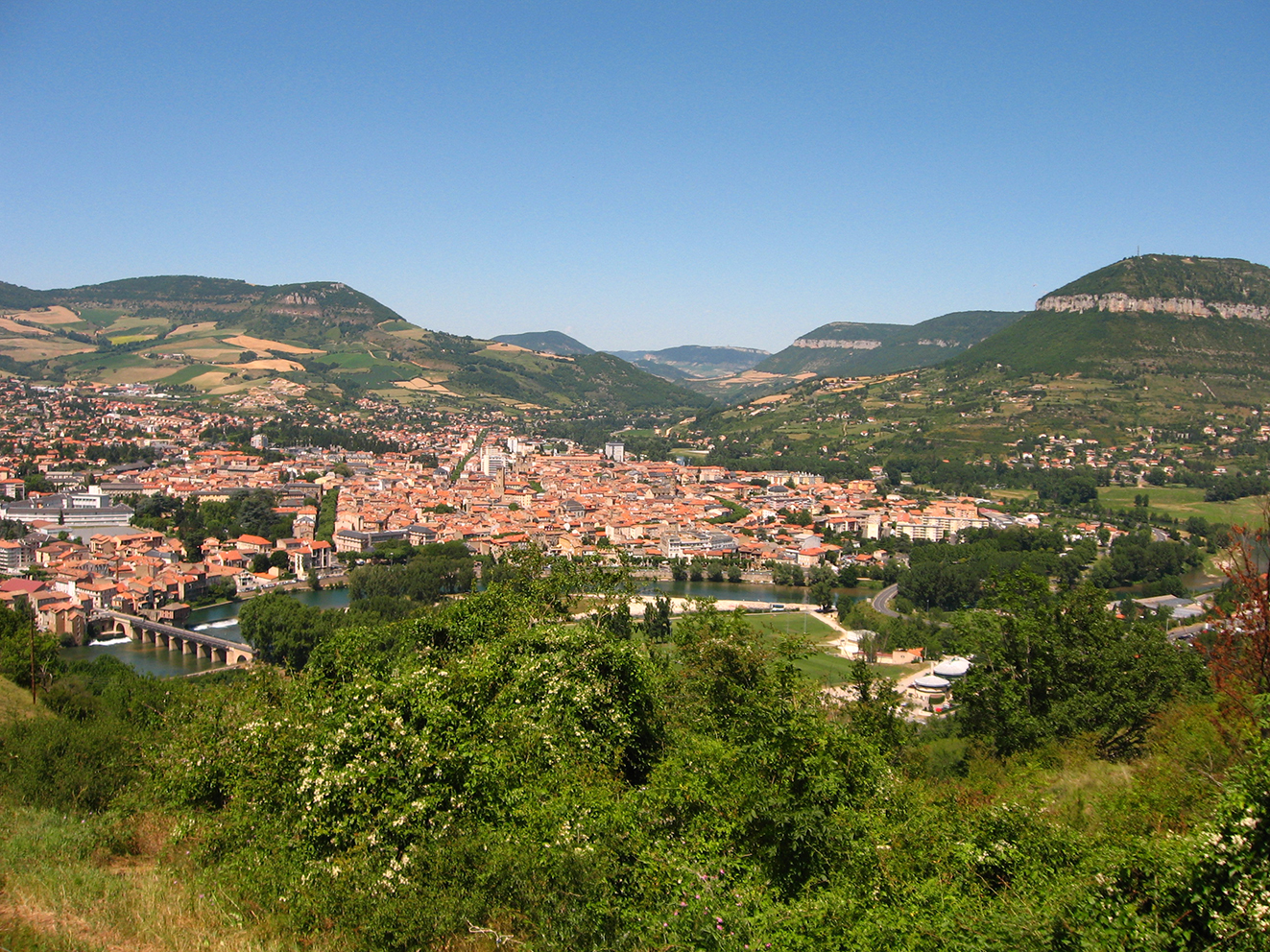 Vue sur Millau du haut des falaises du Causse du Larzac