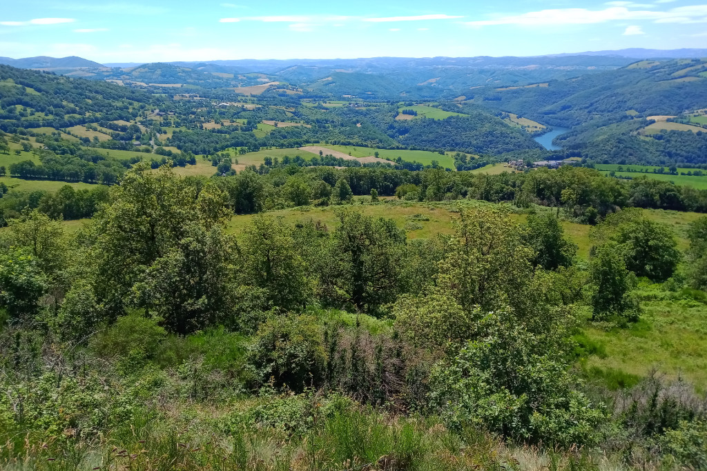 La fin des Boraldes avec la vallée du Lot et au loin le début des Cévennes