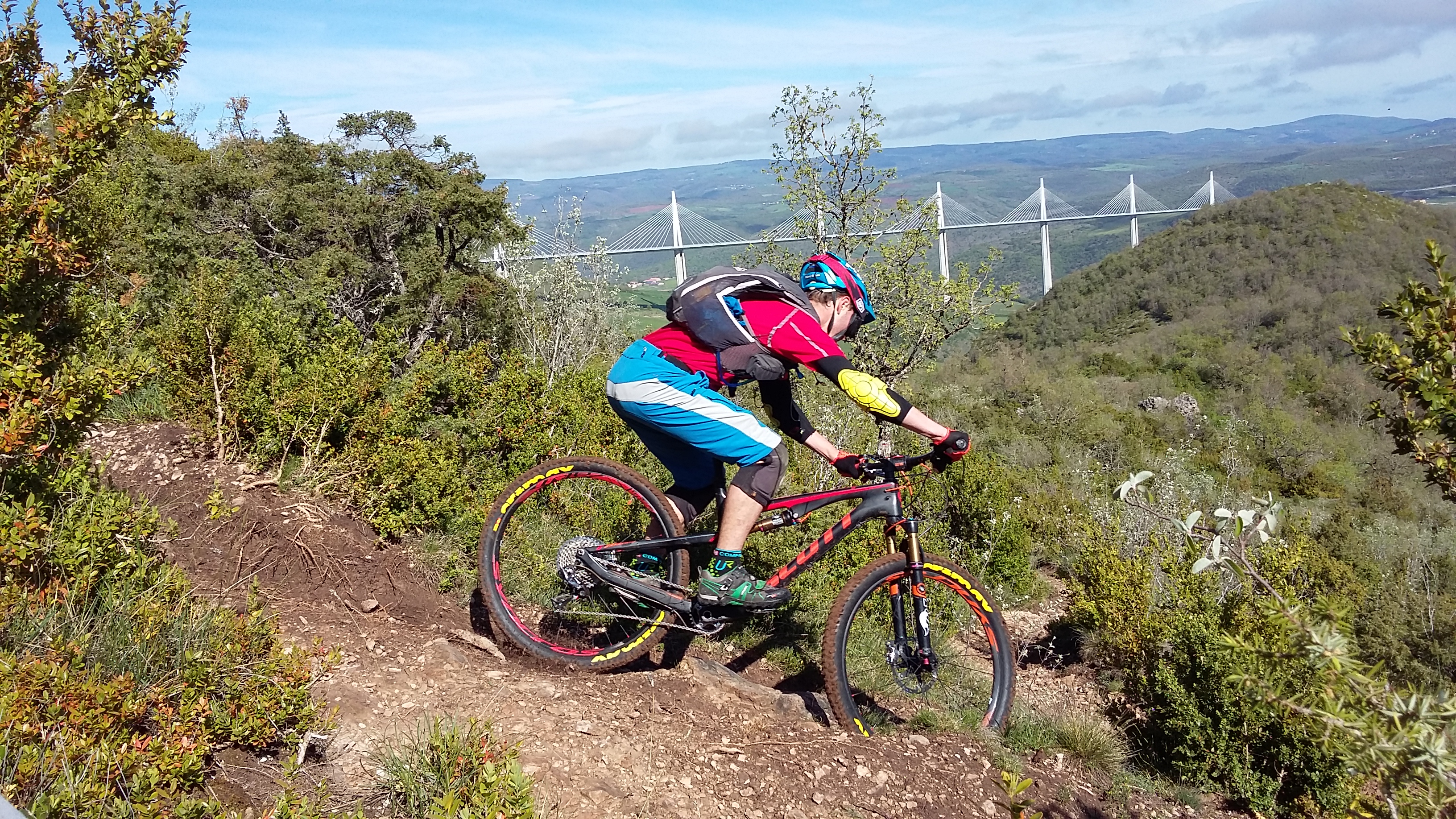 Le viaduc en toile de fond