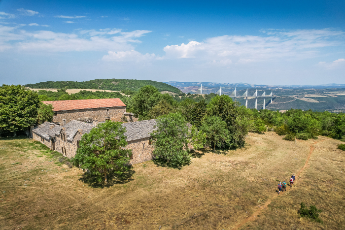 La ferme de Bel Air et le viaduc de Millau