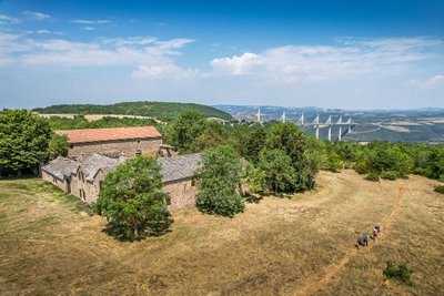 La ferme de Bel Air et le viaduc de Millau