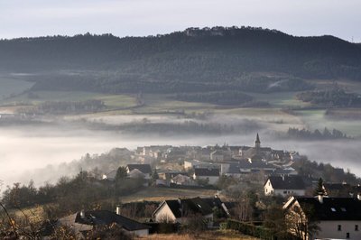 Le village de Montrodat dans la brume