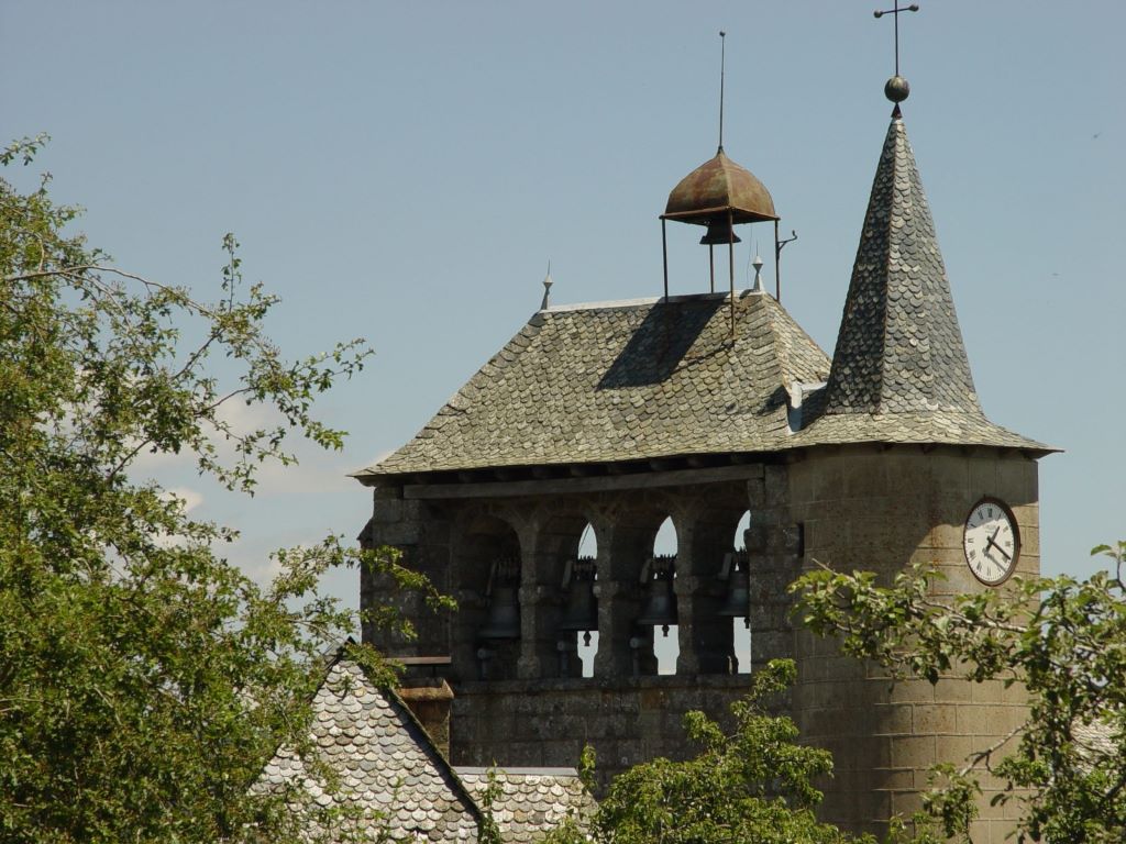 L'église dans le bourg de Lieutadès
