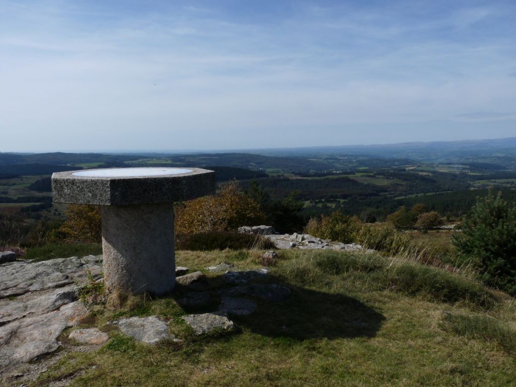 La table d'orientation au point culminant de la randonnée