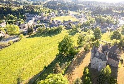 Le village de Fournels avec le château