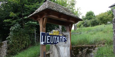 La panneau du village absorbé par un arbre