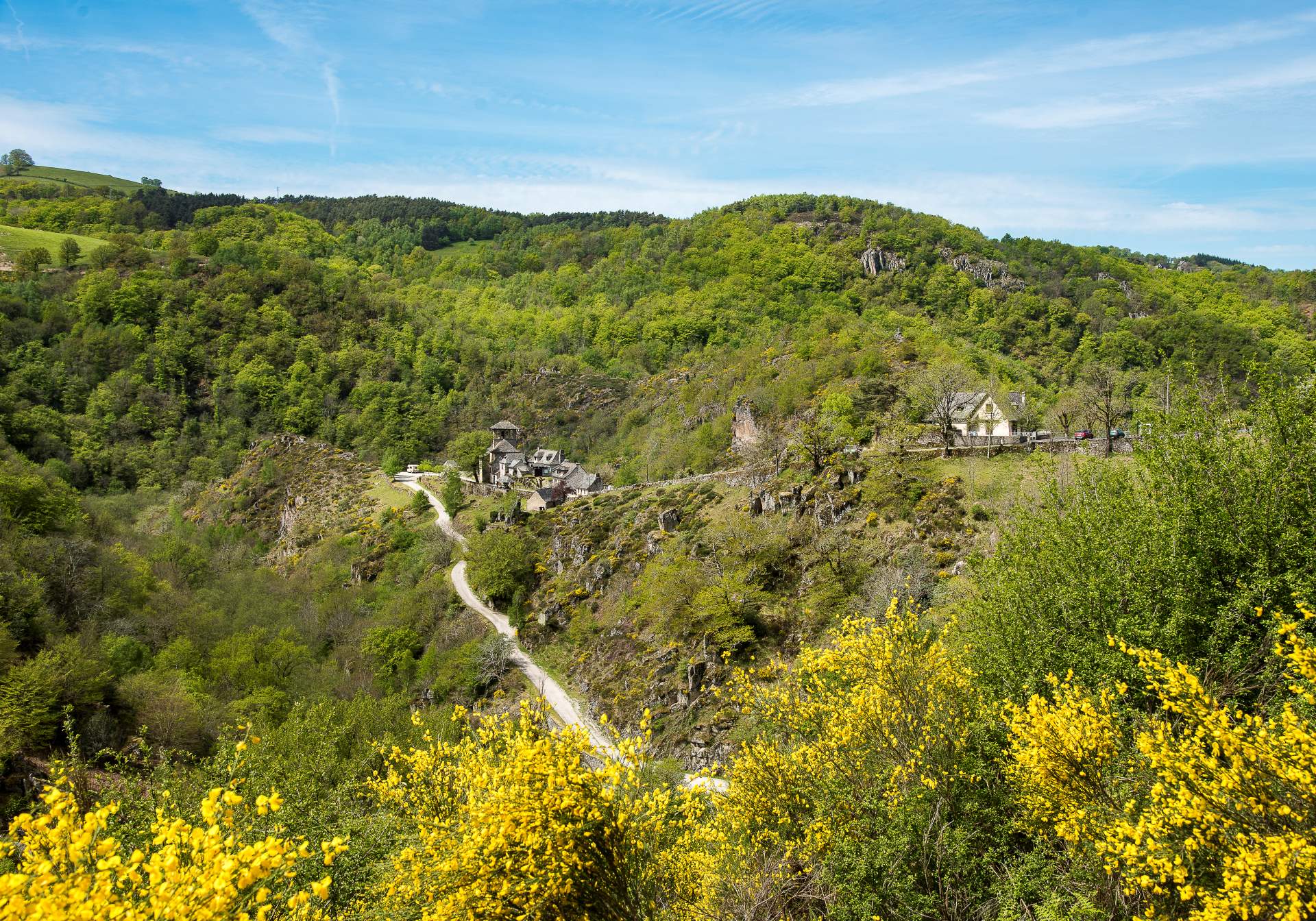Le site de Bes-Bédène et au loin de Puy de Montabés