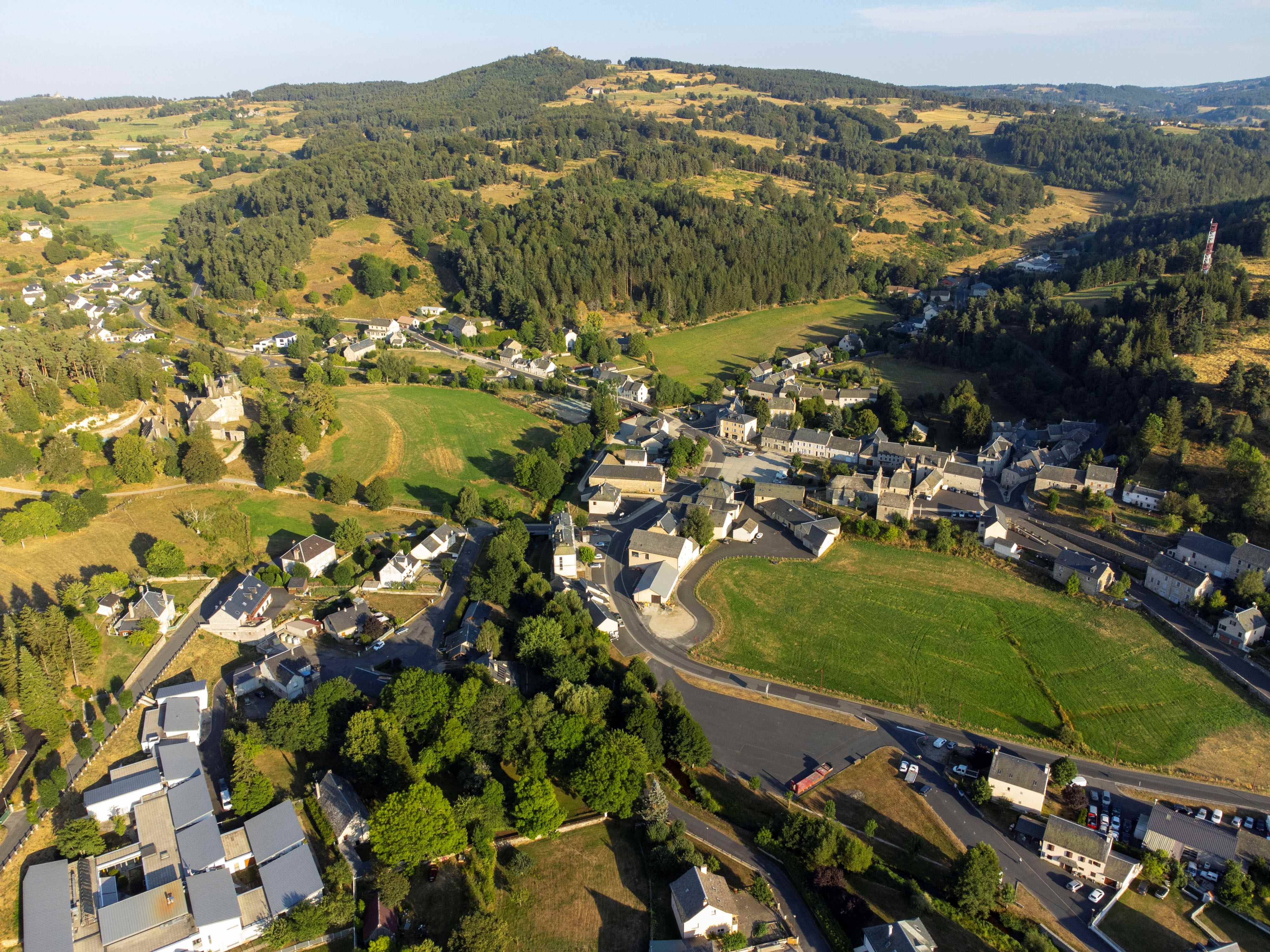 Le mont Alhérac qui veille sur Fournels