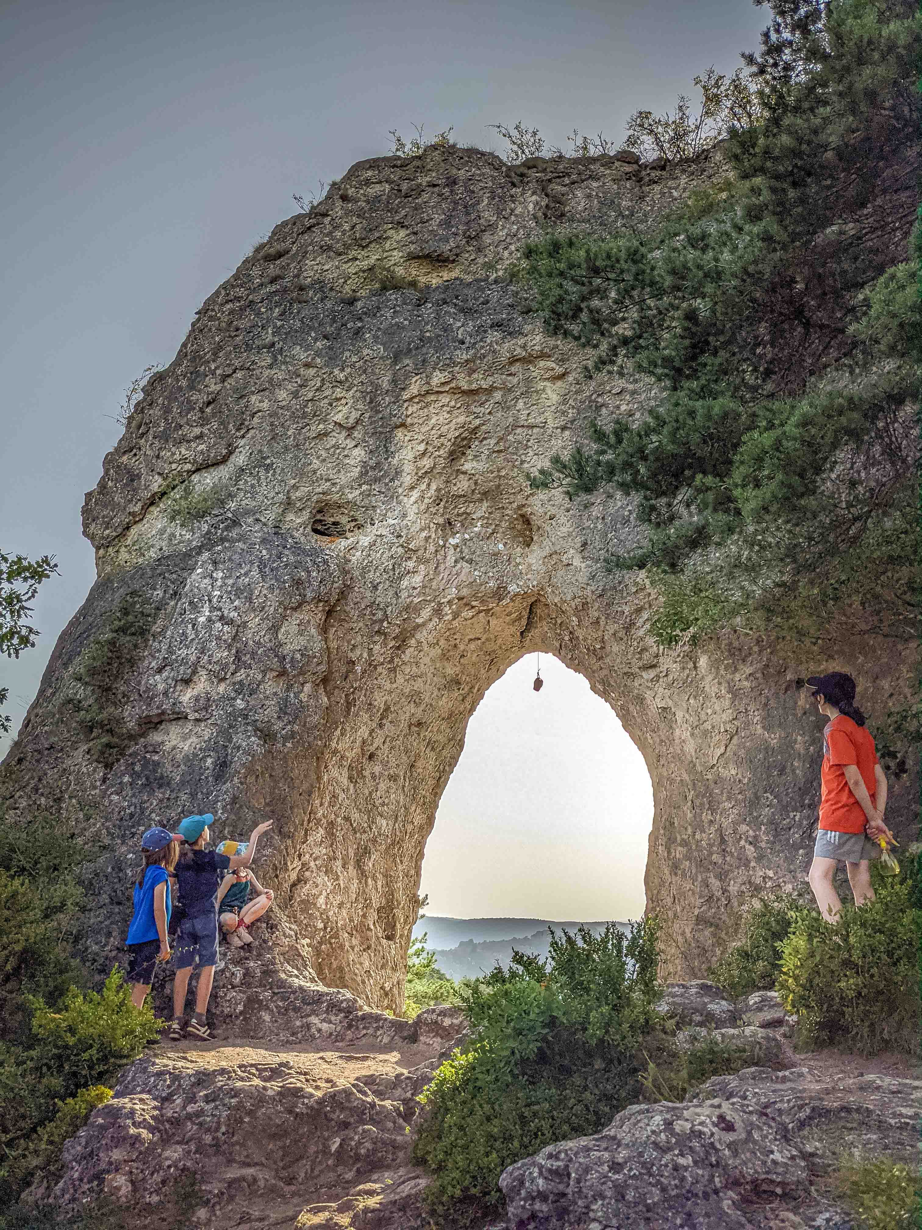 Une cloche sous l'Arche de Roquesaltes