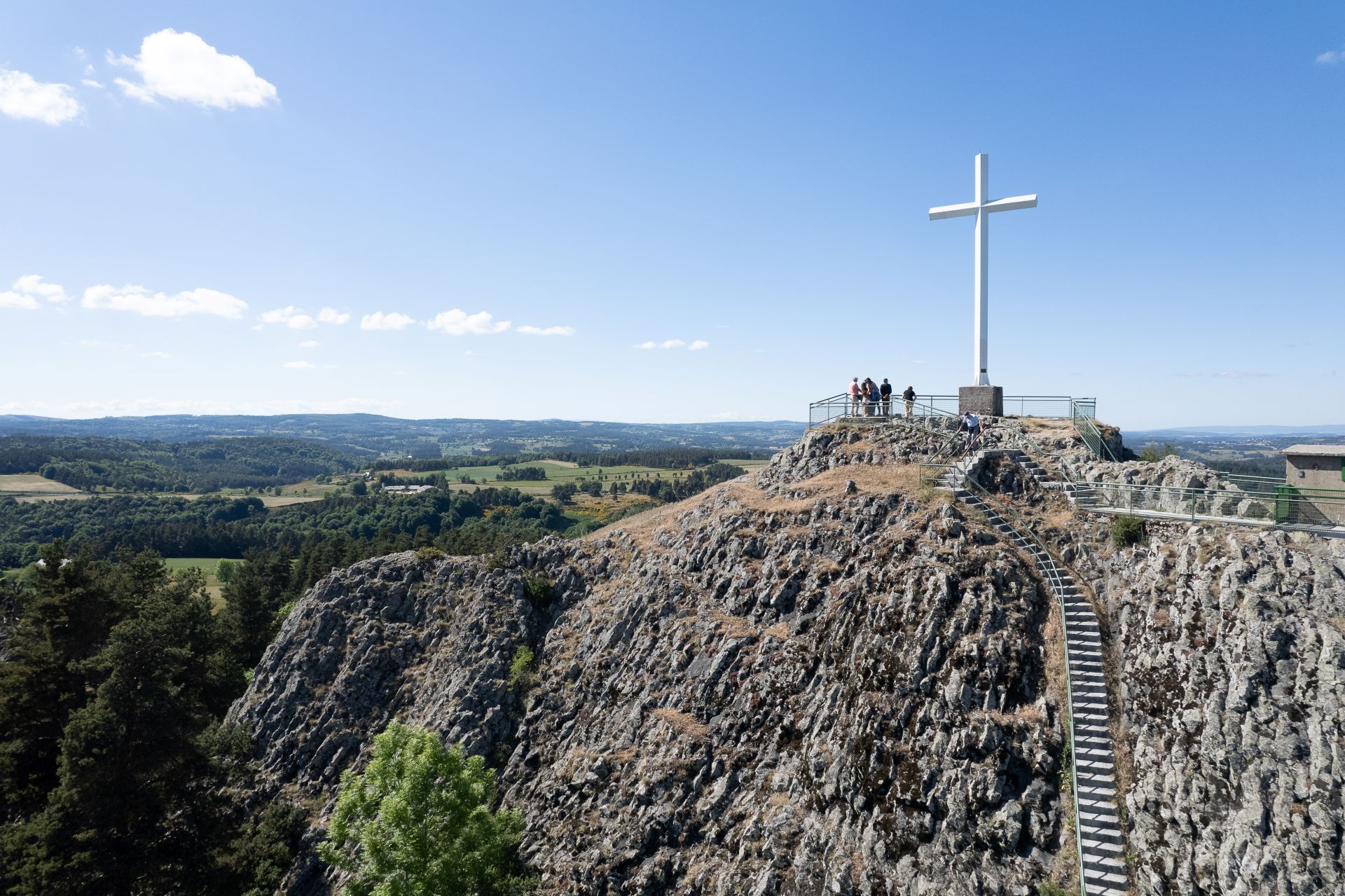Le Roc de Peyre avec la vue sur l'Aubrac