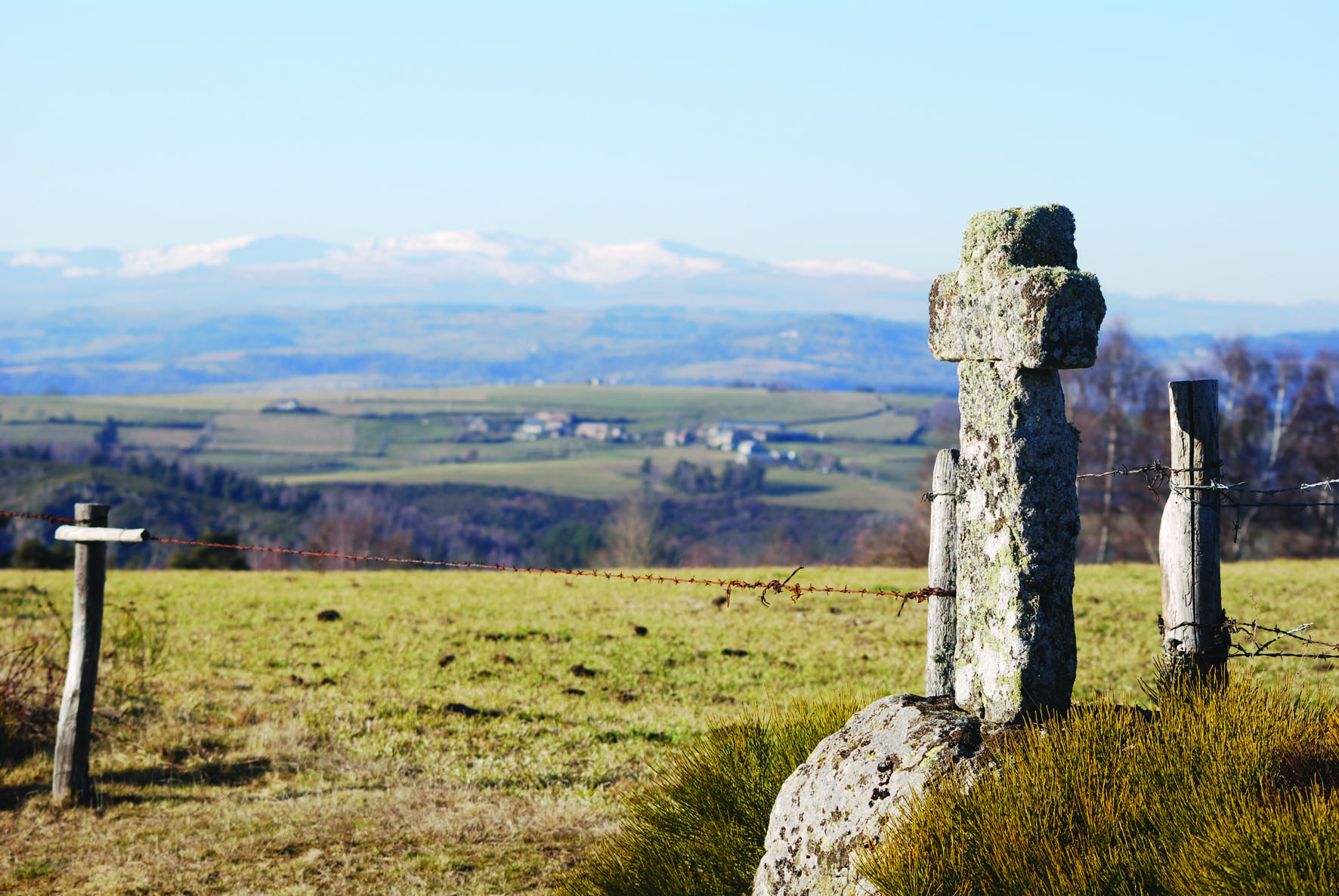 Des croix en granit avec une vue sur le plomb du Cantal