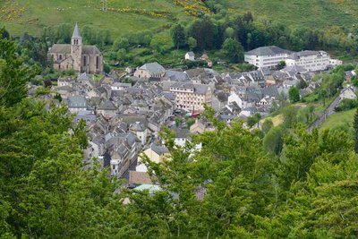 Chaudes-Aigues, cité thermale nichée dans l'Aubrac
