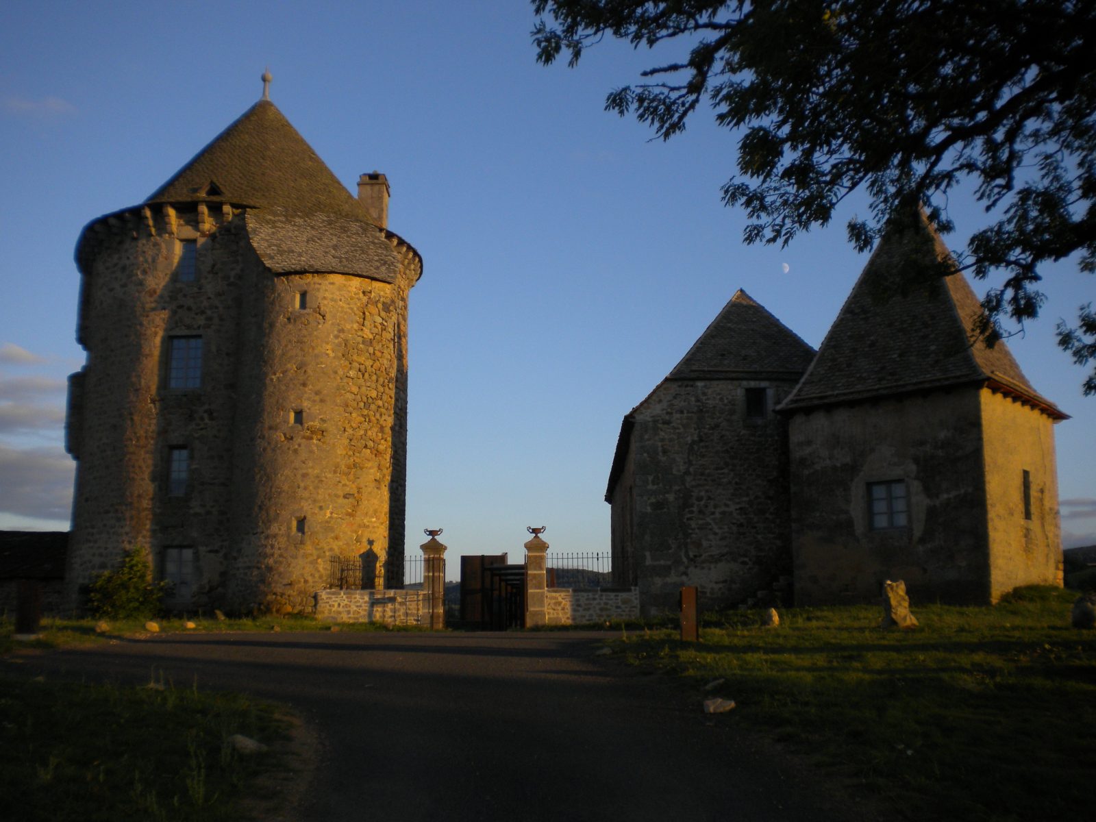Le château du Couffour au coucher du soleil