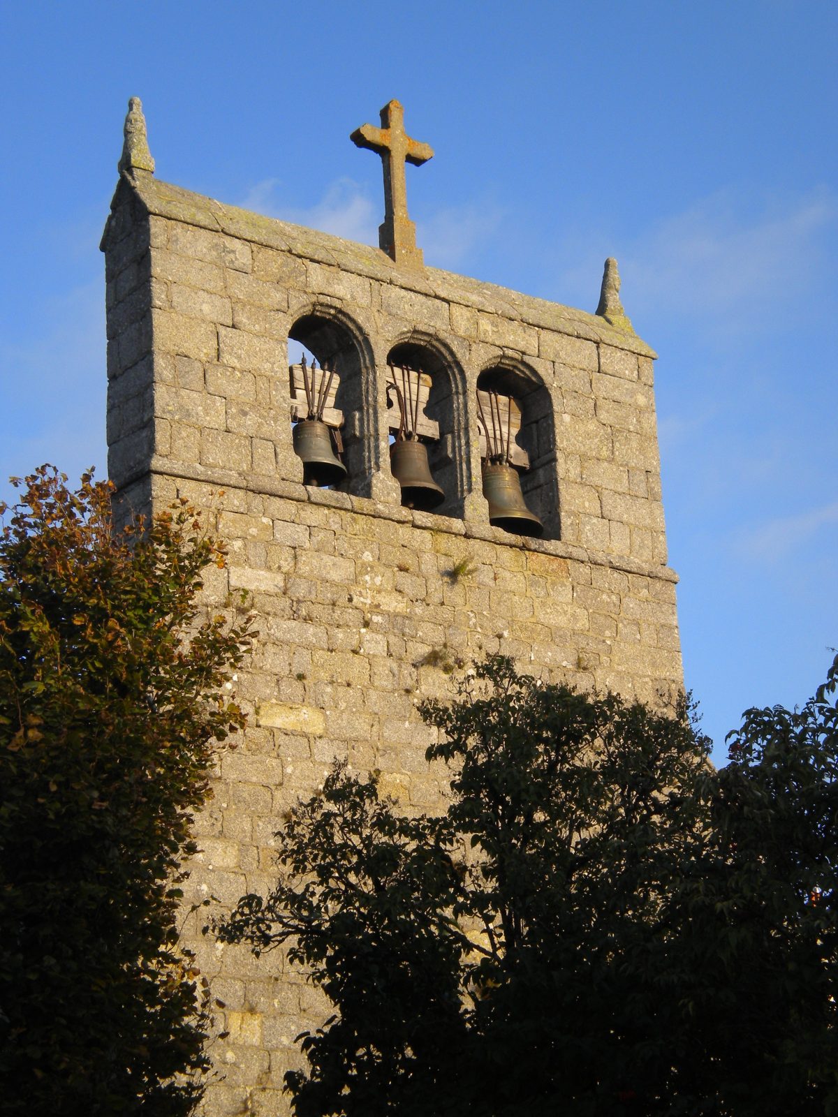 L'église en clocher à peigne de La Trinitat