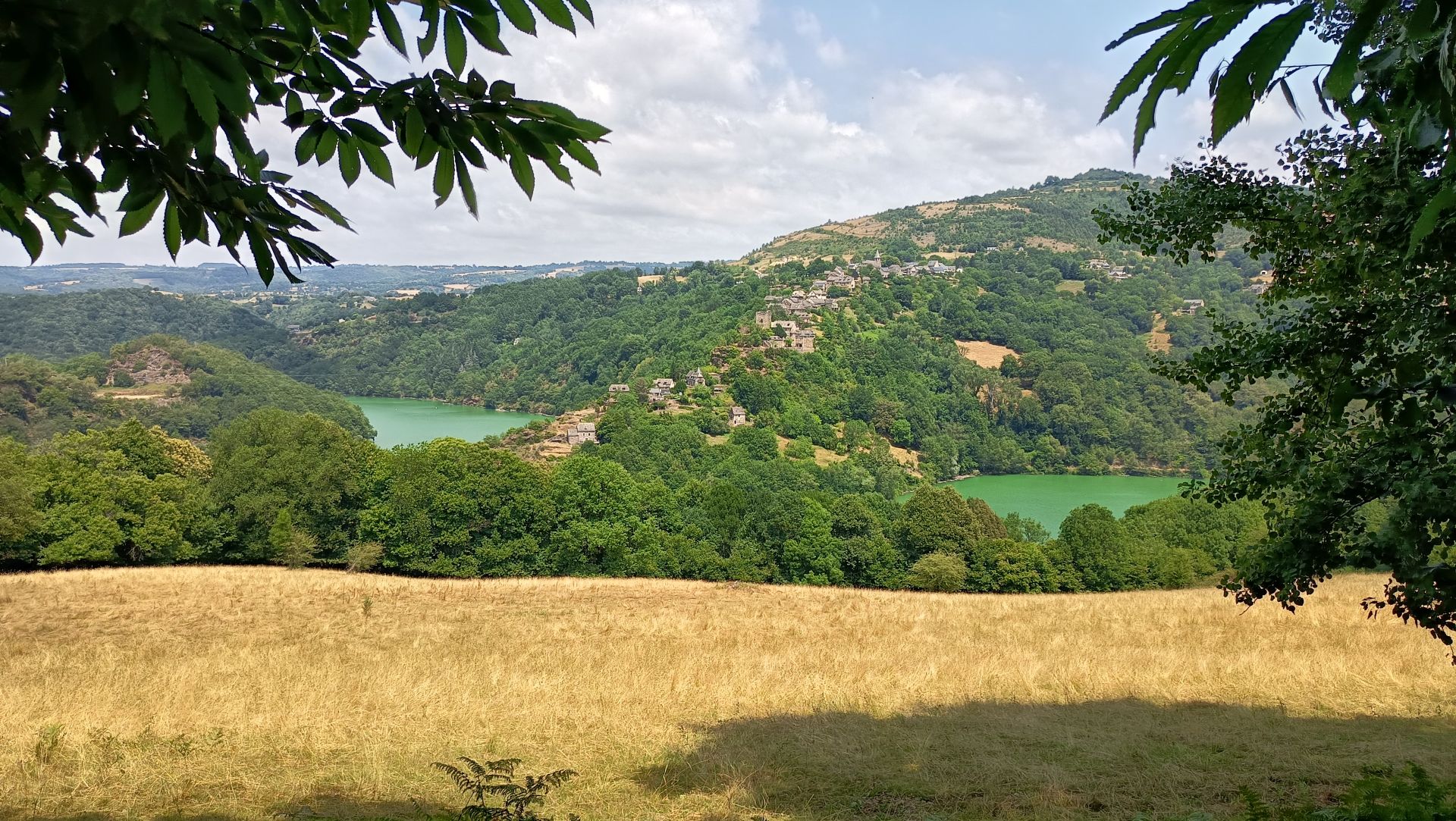 Point de vue sur le village de Mandailles surplombant le lac