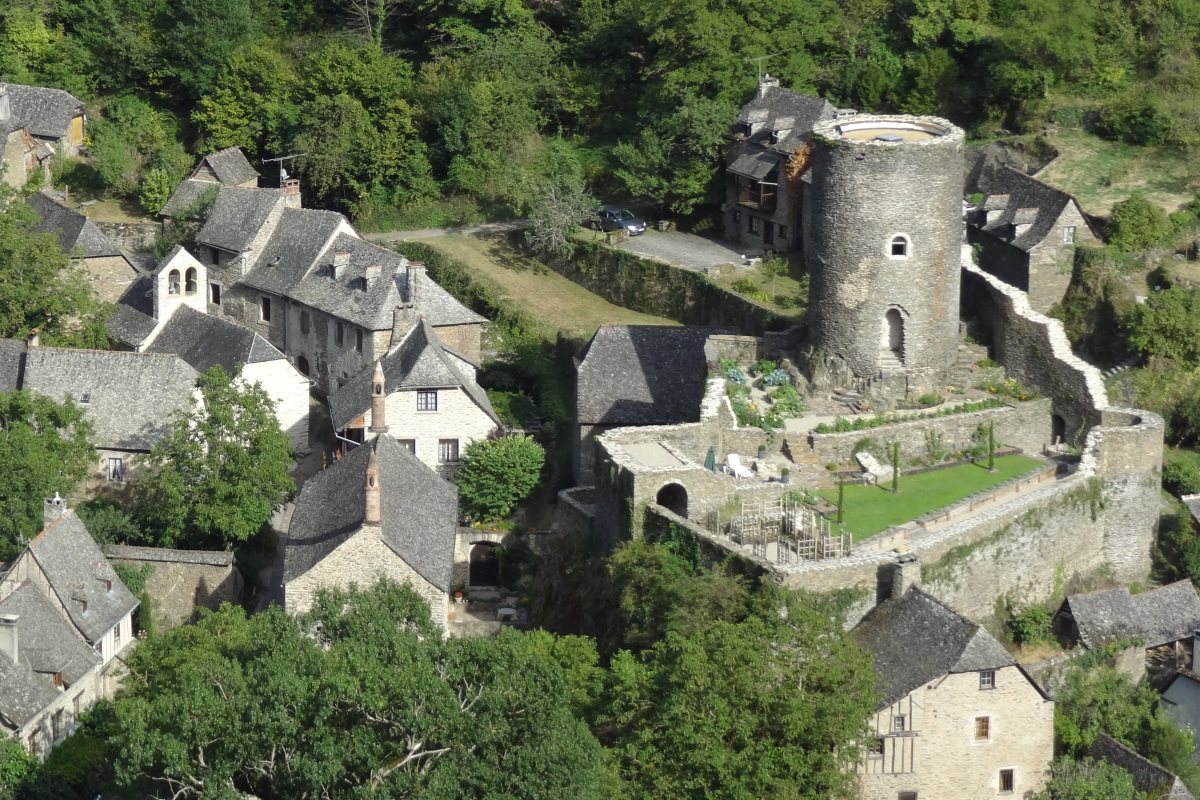 Le village de Montarnal, dans la vallée du Lot, est traversé par le parcours Trail