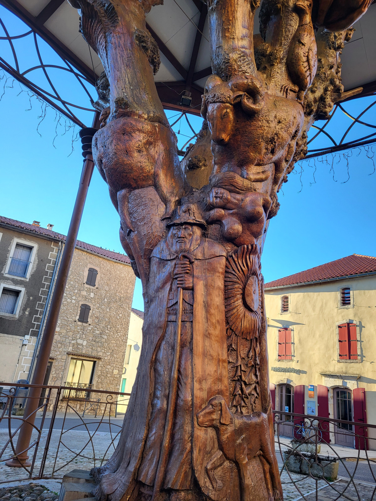 arbre sculpté Le Caylar