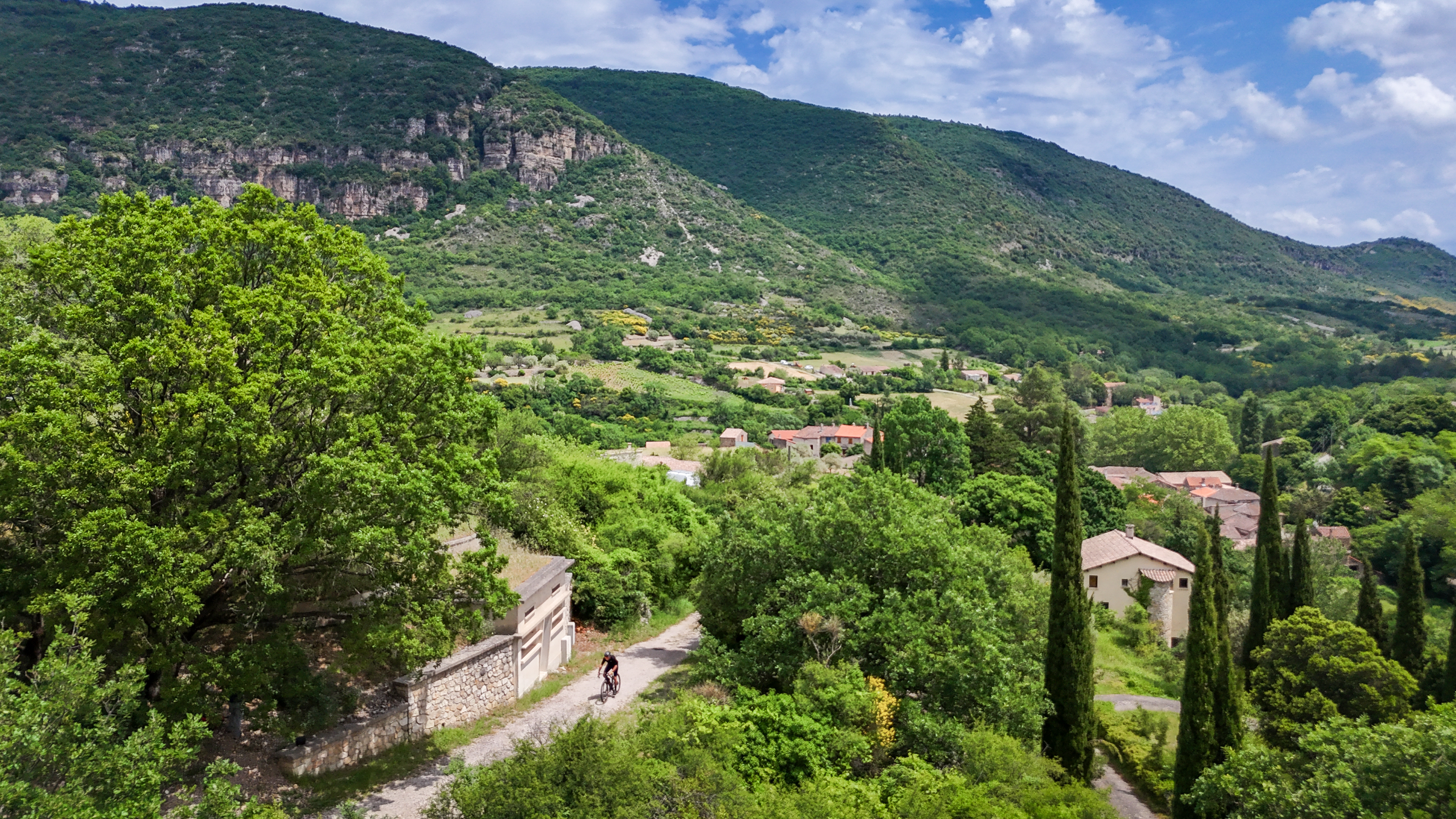 Cycliste gravel sur les hauteurs de Lauroux