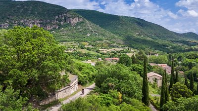 Cycliste gravel sur les hauteurs de Lauroux