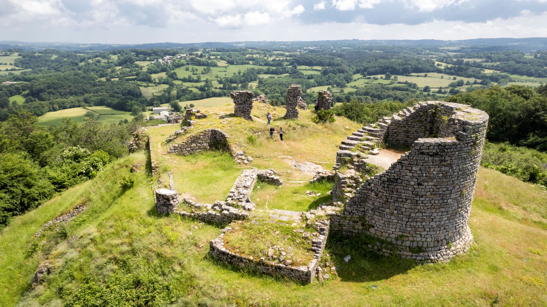 Les vestiges du château de Thénières