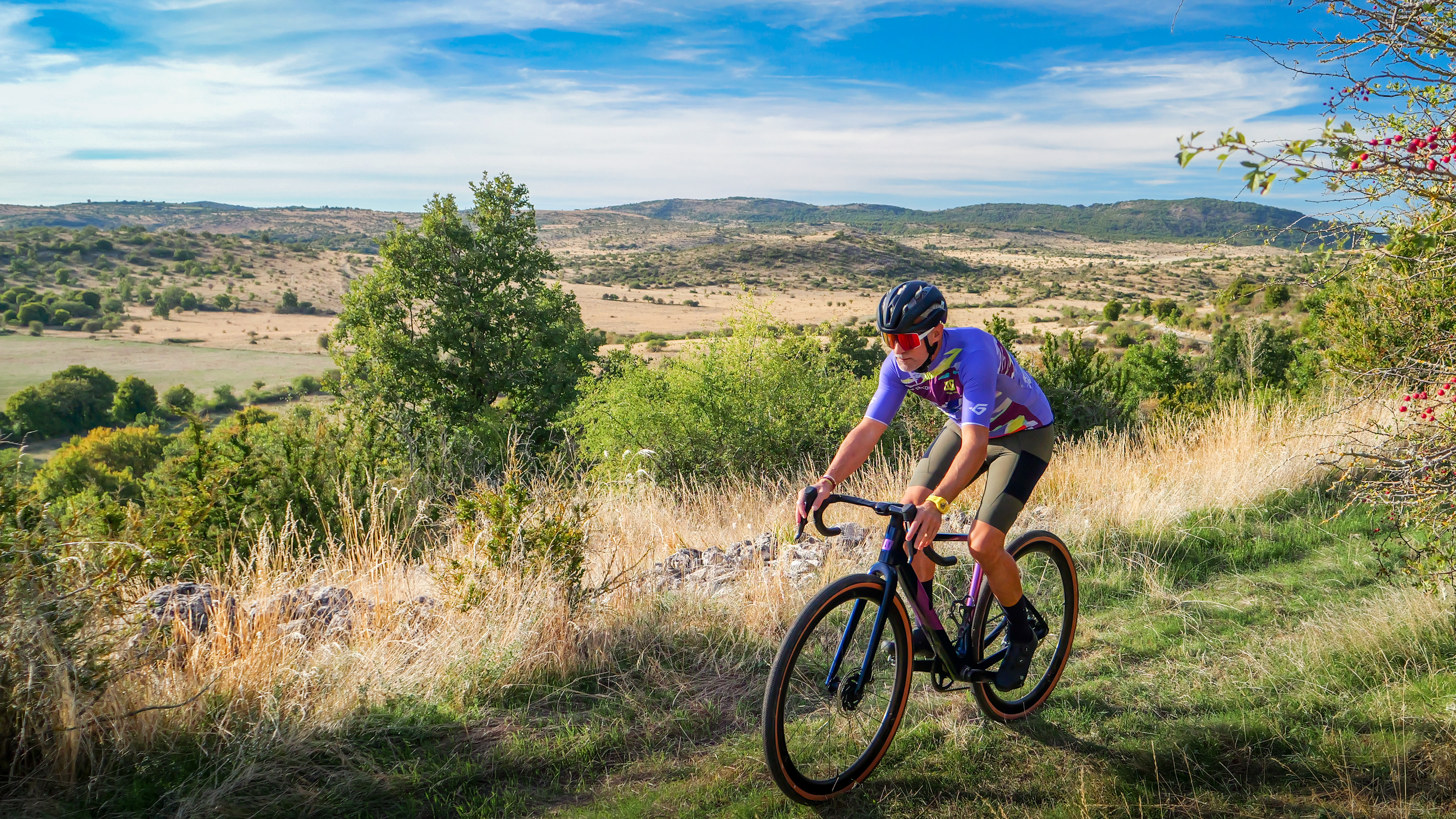Cycliste gravel sur le Larzac