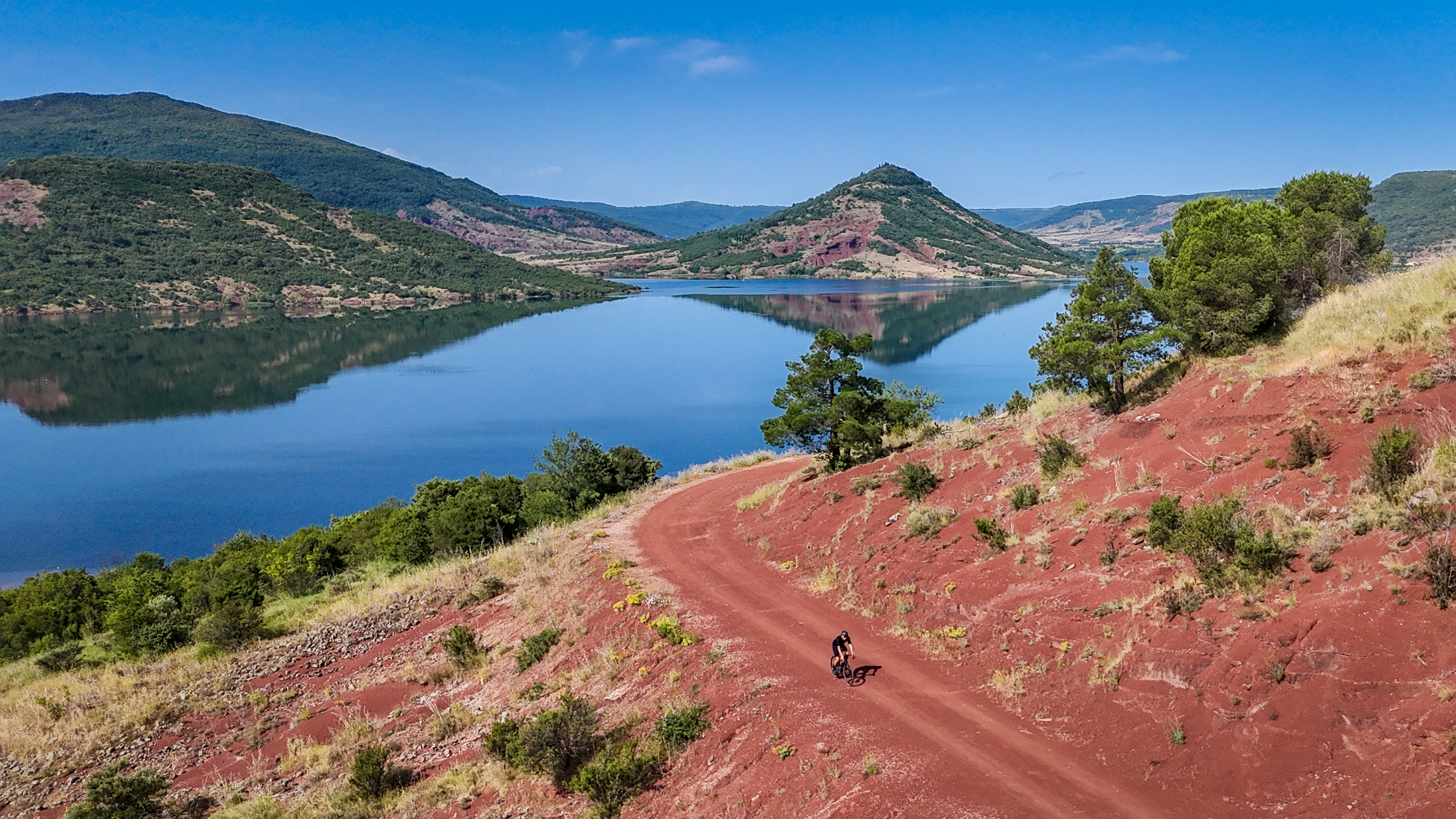 sur les bords du lac du salagou