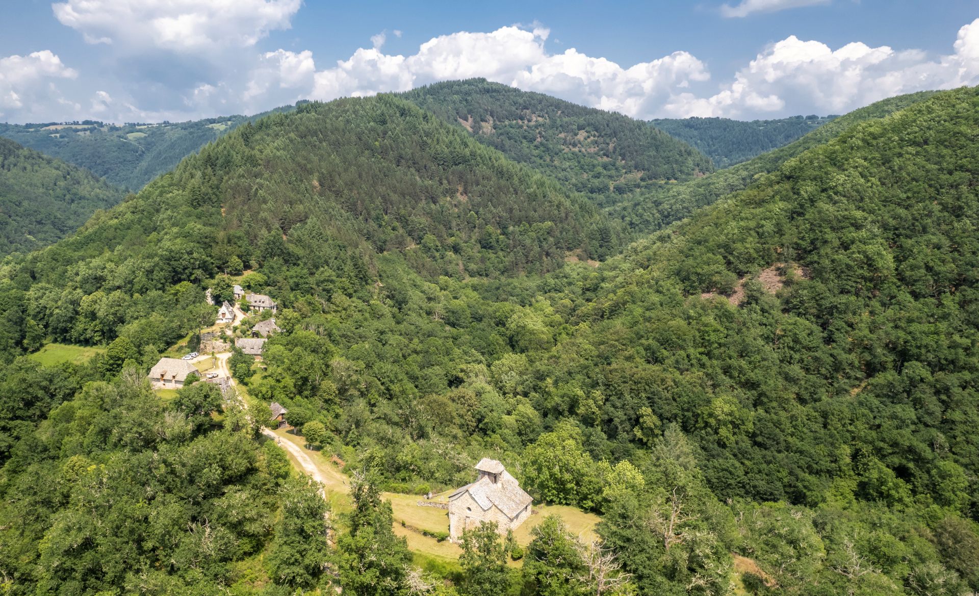 Le site clunisien de Manhaval, aux milieu des vallées boisées