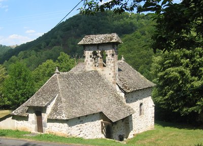 La chapelle de Lez émerge dans la forêt