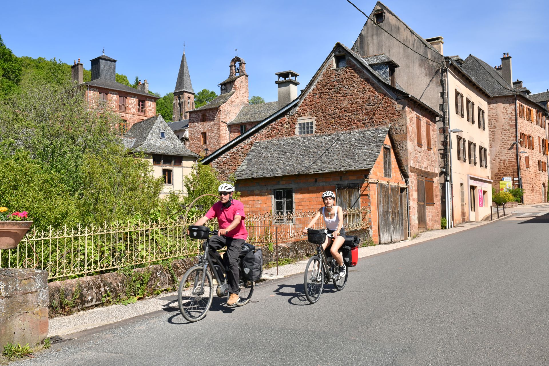 Des cyclotouristes dans la vallée du Lot
